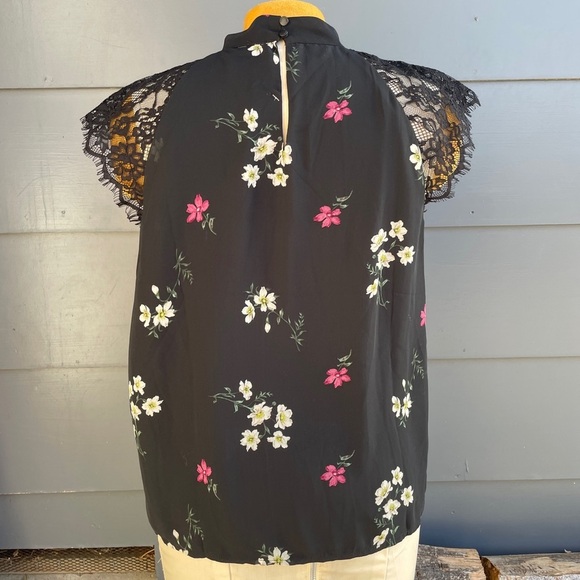 Black lace shoulders and a pink and white flower design M vince camuto - Picture 3 of 8